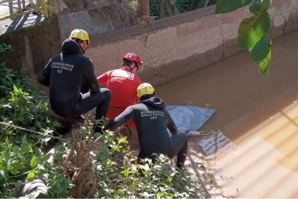 Foto colorida do Corpo de Bombeiros de Minas Gerais ao encontrar mais uma vítima do deslizamento de terra no estado na véspera de Natal - Metrópoles