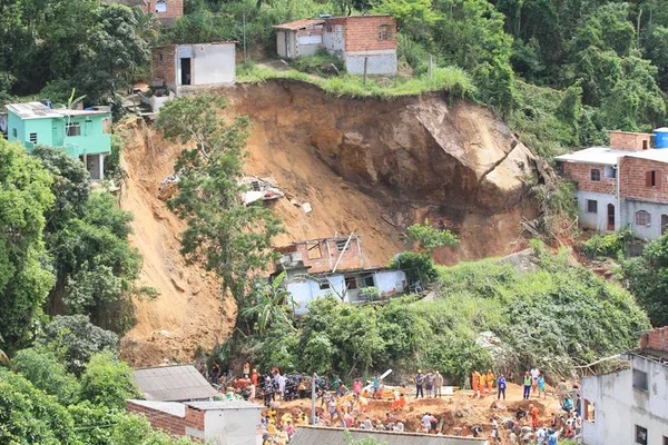 Deslizamento de terra em Niterói: número de mortos sobe para 14