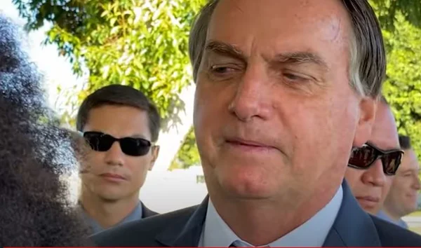 Bolsonaro debocha de cabelo de apoiador: “Tô vendo uma barata aqui”
