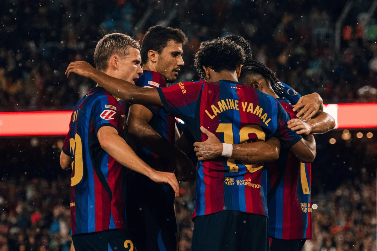 Jogadores do Barcelona comemoram gol diante do Racing Jogadores do Barcelona comemoram gol diante do Racing