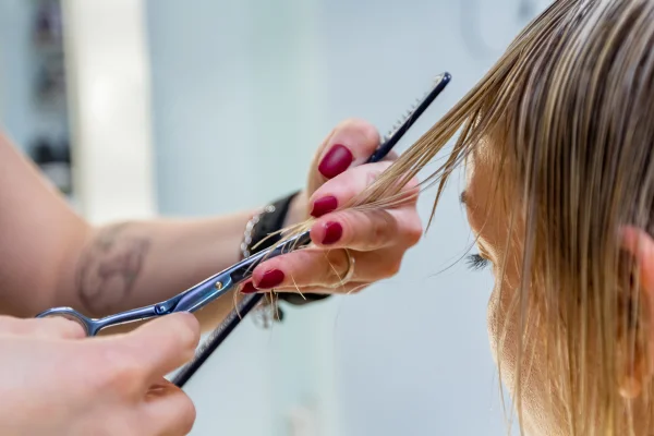 Confira 6 cortes de cabelo que ajudam a afinar o rosto para o verão
