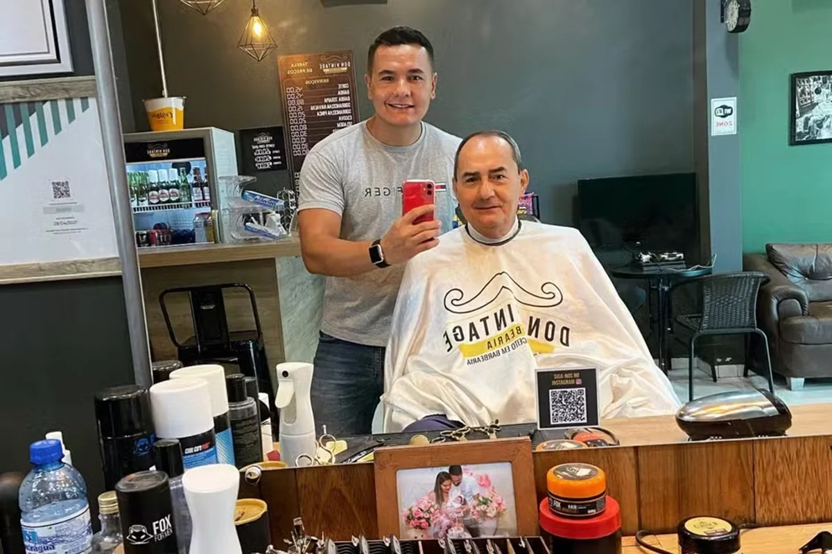 Álvaro Neto publicou uma homenagem nas redes sociais ao pai e apresentador Ayres Rocha, que morreu em decorrência de um câncer Álvaro Neto publicou uma homenagem nas redes sociais ao pai e apresentador Ayres Rocha, que morreu em decorrência de um câncer