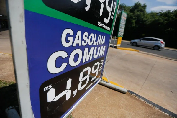 Petrobras eleva em 1,98% preço médio da gasolina nas refinarias