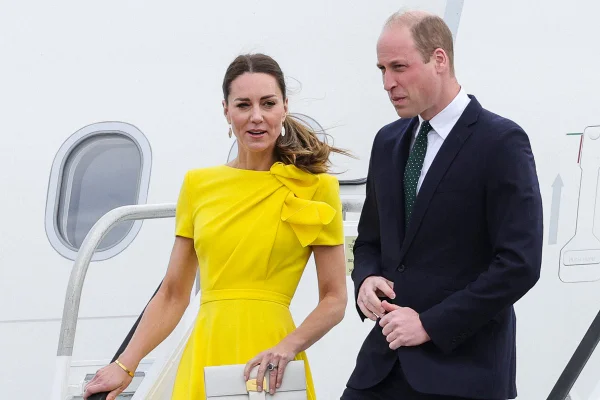 William e Kate são recebidos com protestos em viagem à Jamaica