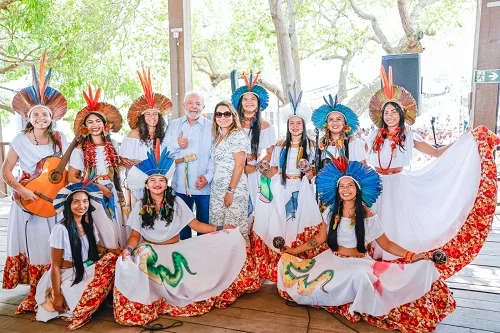 imagem colorida Lula e Janja com grupo de mulheres indígenas - Metrópoles