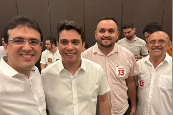Foto colorida do deputado Júnior Mano (PL-CE) em evento de campanha de Leitão em Fortaleza - Metrópoles