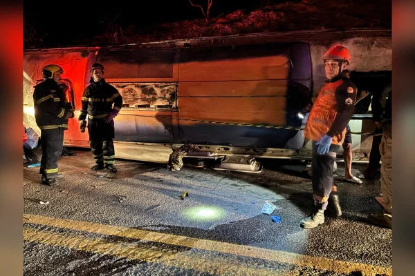 Imagens mostram destruição de ônibus que ia para MG e tombou no ES - destaque galeria Imagens mostram destruição de ônibus que ia para MG e tombou no ES - destaque galeria
