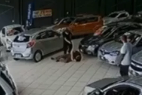 Imagem colorida de homem executando amante da esposa. Metrópoles