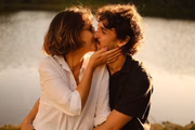 Andréia Horta dá beijinho no namorado, Ravel Andrade