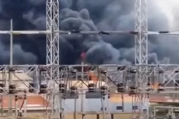 Imagem colorida de incêndio em fábrica de produtos químicos. Metrópoles