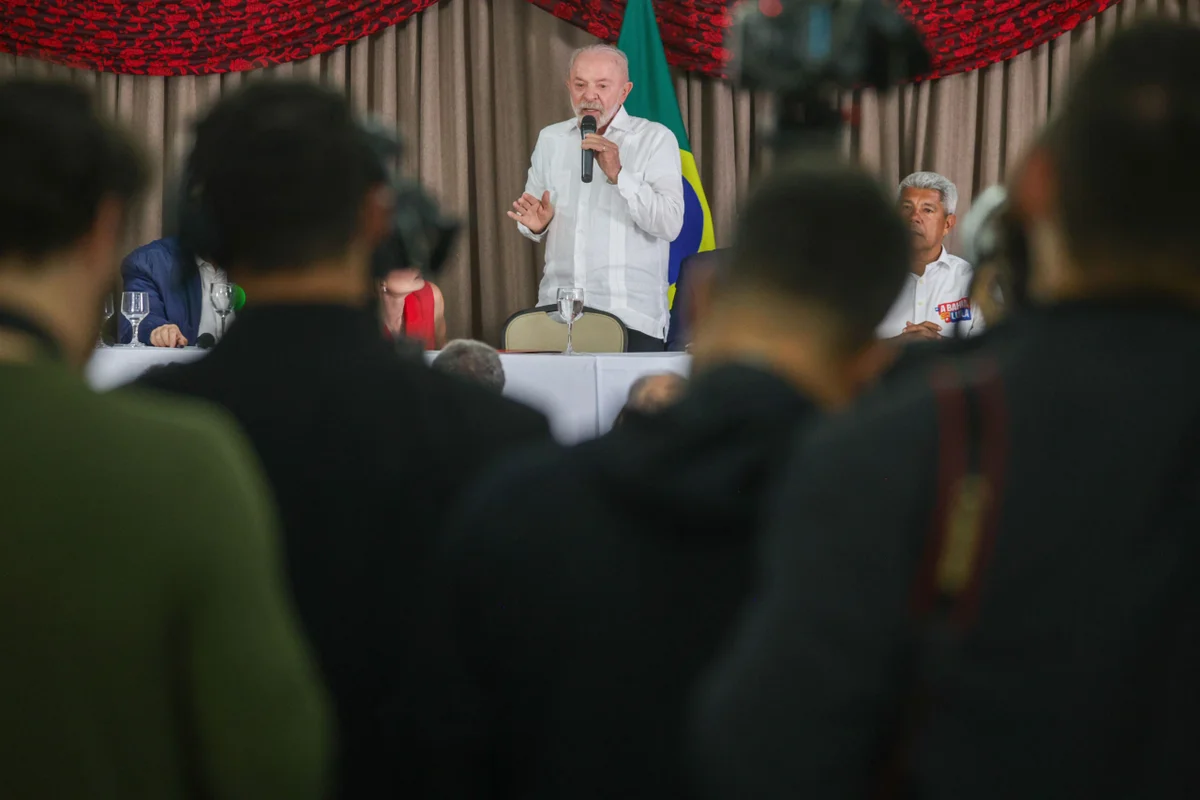 Lula durante a reunião de campanha após o 1º turno das eleições Lula durante a reunião de campanha após o 1º turno das eleições