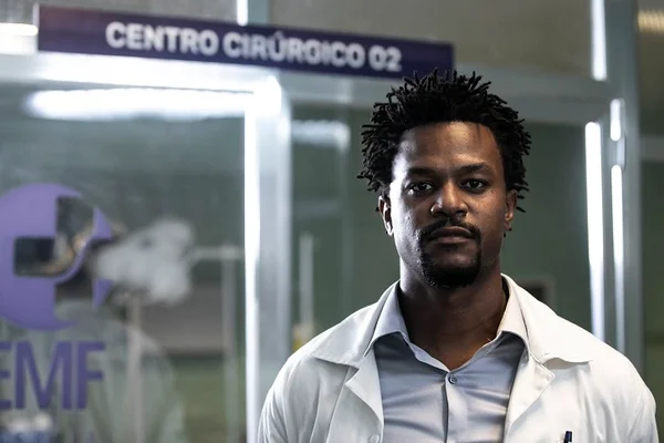 David Junior é Doutor Mauro em Sob Pressão