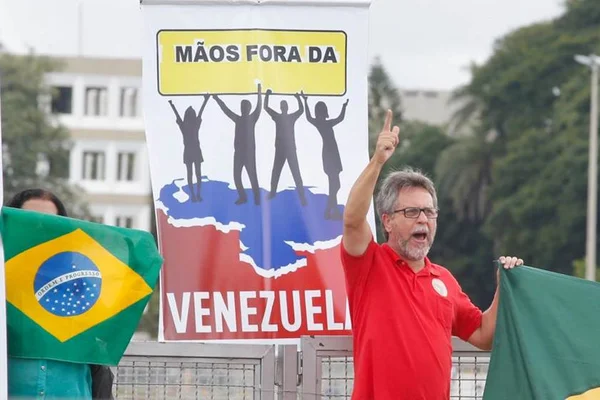 Grupo com pouco mais de 10 pessoas se reúne contra Guaidó no Planalto