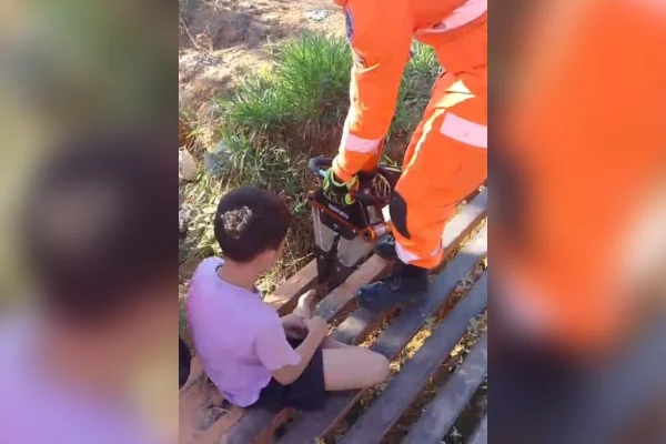 Criança prende perna em mata-burro e mobiliza bombeiros em MG