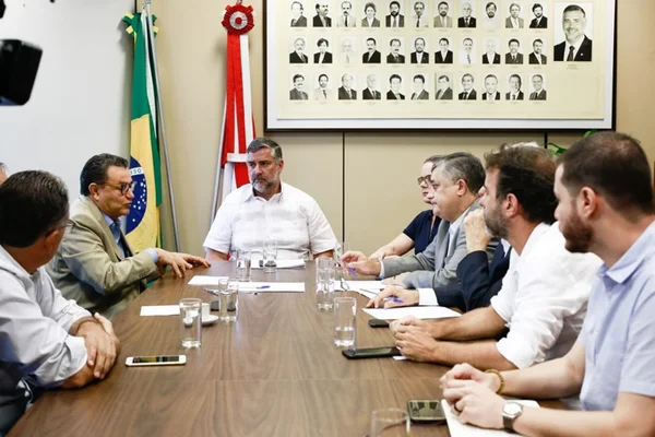 Presidência da Câmara: rixas internas desidratam bloco de esquerda