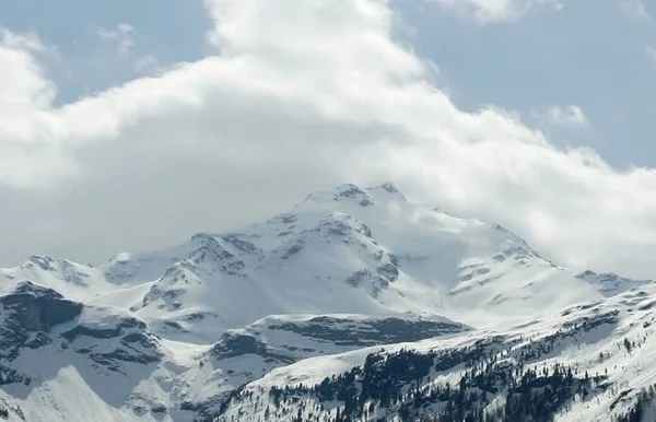 6 sobreviventes são achados em hotel destruído por avalanche na Itália