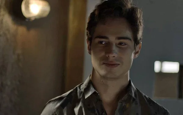 Rosa e Valentim são “flagrados” ao beijos em gravação de Segundo Sol