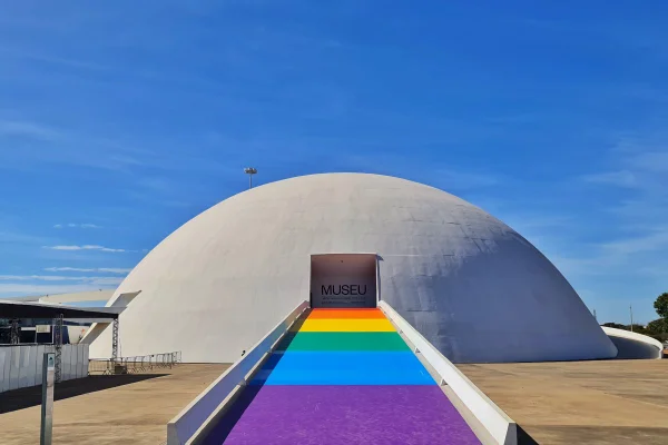Brasília colorida: monumentos do DF homenageiam LGBTQIA+