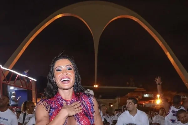 Com bumbum iluminado, Gracyanne participa de ensaio de Carnaval