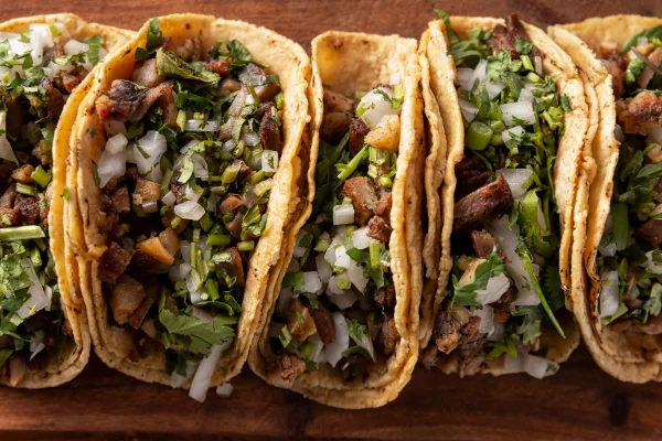 Foto colorida de tacos - Metrópoles