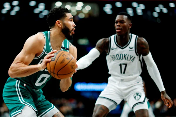 Imagem colorida de Jayson e Dennis Schroder em jogo do Boston celtics e Brooklyn Nets- Metrópoles