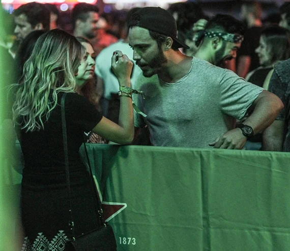 Thiago Rodrigues é flagrado beijando loira misteriosa no Rock in Rio - destaque galeria Thiago Rodrigues é flagrado beijando loira misteriosa no Rock in Rio - destaque galeria