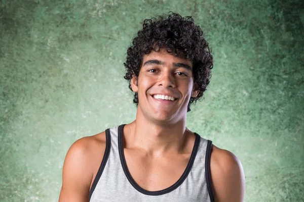 Ator galã de Bom Sucesso comemora 5 anos ao lado do namorado