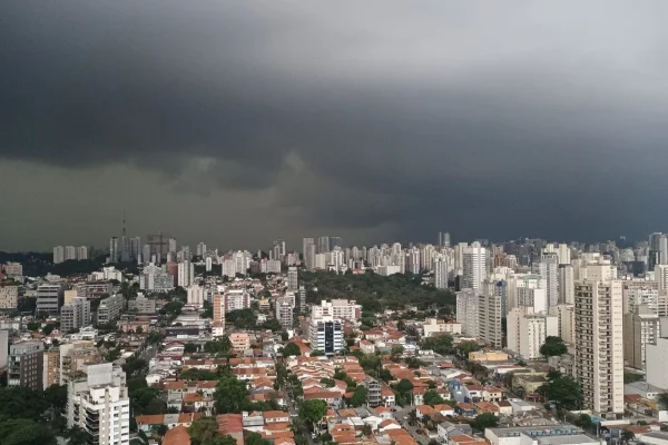 Imagem colorida de céu com nuvens de chuva. Metrópoles