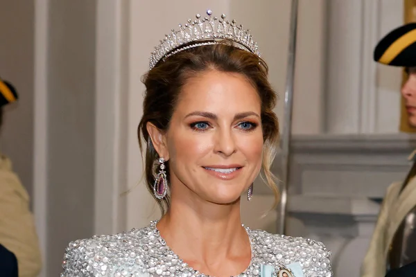 Foto colorida de mulher loira com tiara e roupa com brilhos - Metrópoles