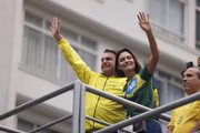 Michele e Jair Bolsonaro em manifestação
