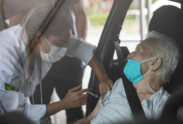 Idosos acima de 70 anos e imunossuprimidos graves serão os primeiros a tomar 3ª dose no DF