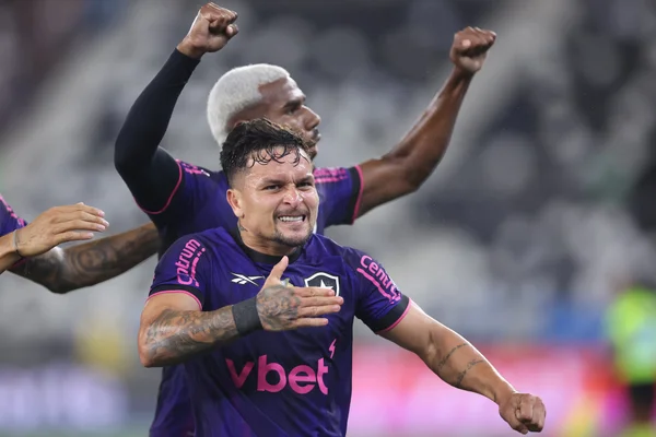 Artur e Cuiabano comemorando gol do Botafogo diante do Grêmio