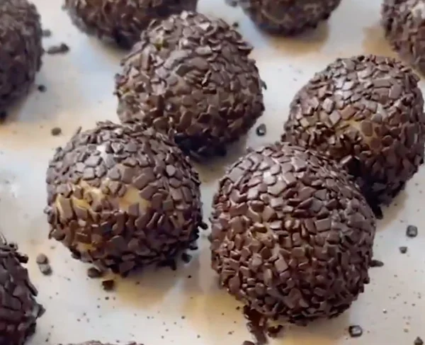 Receita simples e deliciosa de brigadeiro branco com manjericão