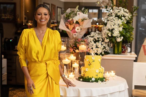 Vanessa Lemos celebra aniversário com muita animação no Copa Café