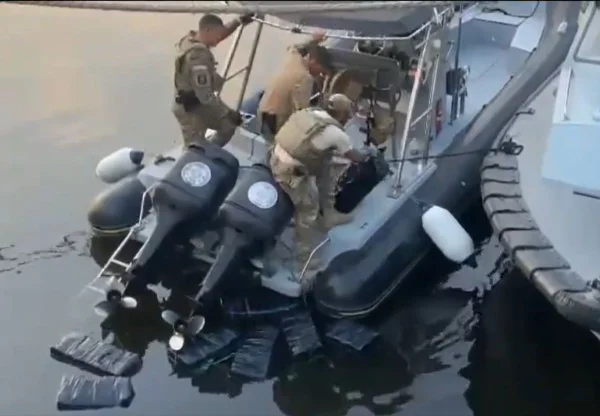 Marinha apreende drogas em casco de navio