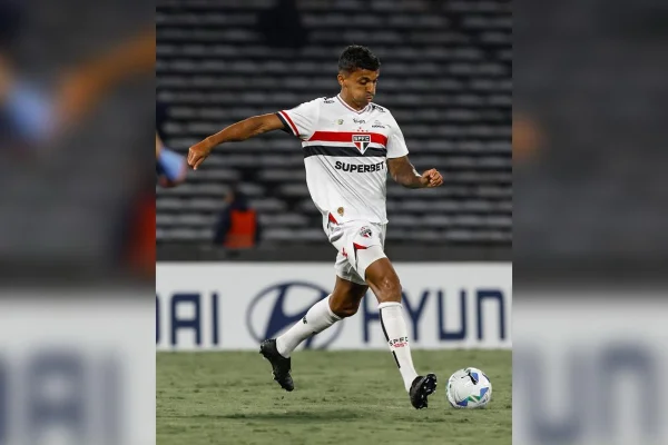 Imagem colorida do jogador de futebol Luiz Gustavo