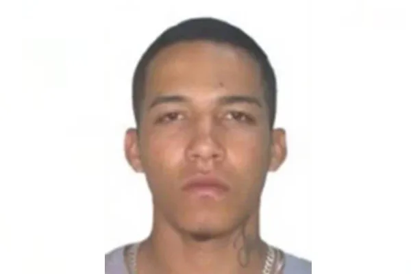 Carlos Eduardo da Silva Moreira, de 21 anos. Jovem do DF é preso em Curitiba furtando joalheria de shopping - Metrópoles