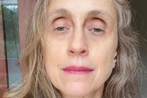 Betty Goffman posta foto natural e critica harmonizações: “Esquisito”