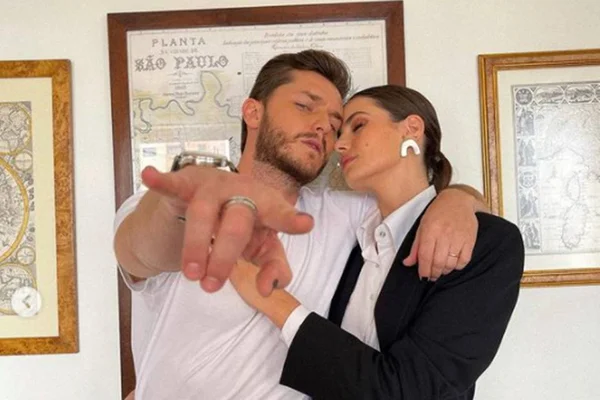 Klebber Toledo sai em defesa de Camila Queiroz: “Não somos objetos”