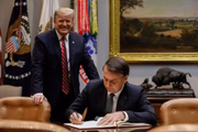 O presidente Jair Bolsonaro com o mandatário norte-americano, Donald Trump
