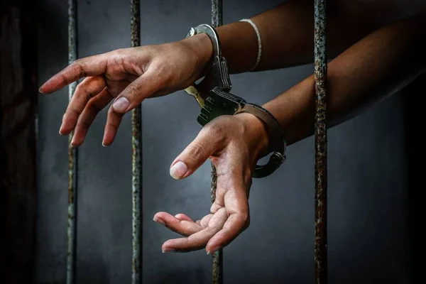 Na Justiça, mulher pede perdão por matar marido após ser espancada