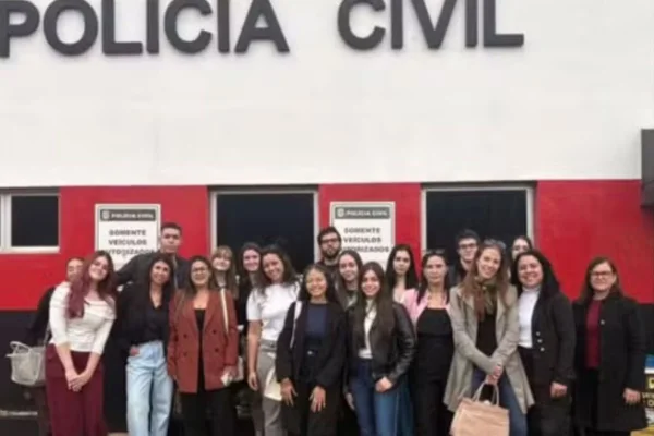 Suzane von Richthofen visita delegacia e chama atenção