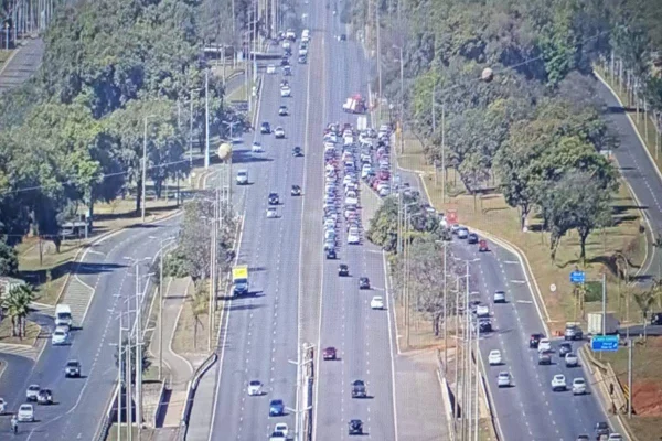 Eixão Norte é interditado após acidente entre dois carros