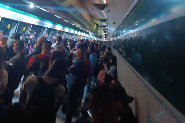 As linhas Verde, Prata e Azul do Metrô estão com velocidade reduzida no dia seguinte ao Natal. Internautas mostram estações lotadas - Metrópoles