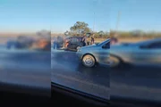 Os militares encontraram um VW SpaceFox preto em chamas na via e o proprietário fora do veículo