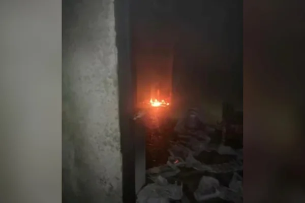 Homem colorida mostra casa pegando fogo - Metrópoles