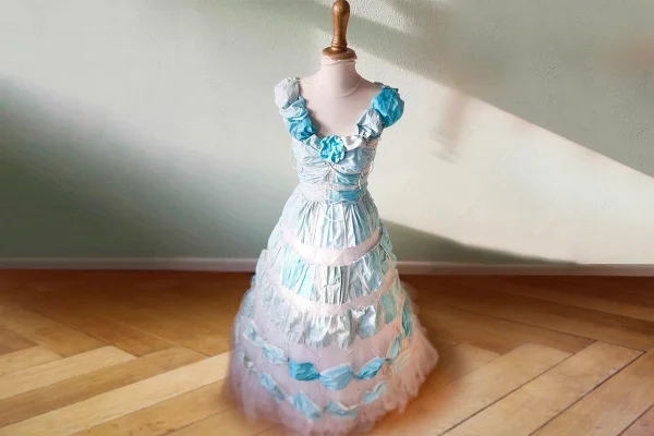 Vestido de casamento feito com máscaras faciais de proteção
