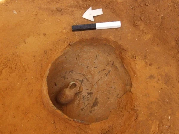Arqueólogos encontram bebê de 3.800 anos em uma jarra em Israel