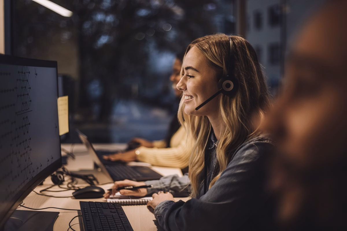 Confiança do setor de serviços diminui pelo 3º mês seguido em agosto 3 Mulher em atendimento de call center