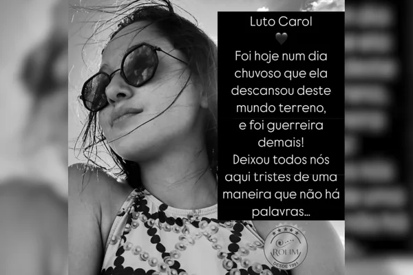 Imagem em preto e branco de uma garota com óculos escuros e uma nota de pesar ao lado. Jovem de 22 anos morreu após pegar uma virose no litoral - Metrópoles